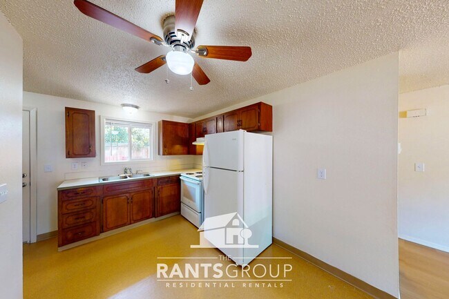 Building Photo - Spacious 2-Bedroom Duplex Unit with a Gara...