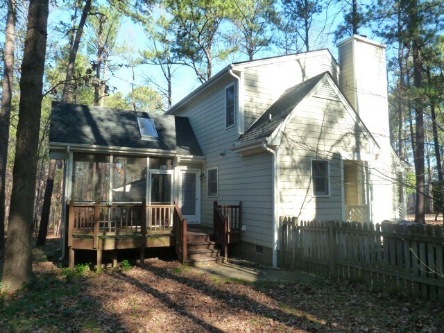 Building Photo - Inviting 3br house in Morrisville with woo...