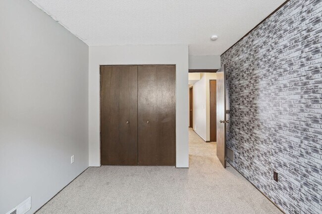 Building Photo - Lovely 4BR 2BA Townhome in Coon Rapids
