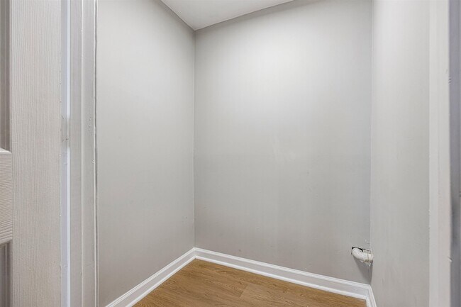 Building Photo - 2395 Forrest Avenue Unit 4