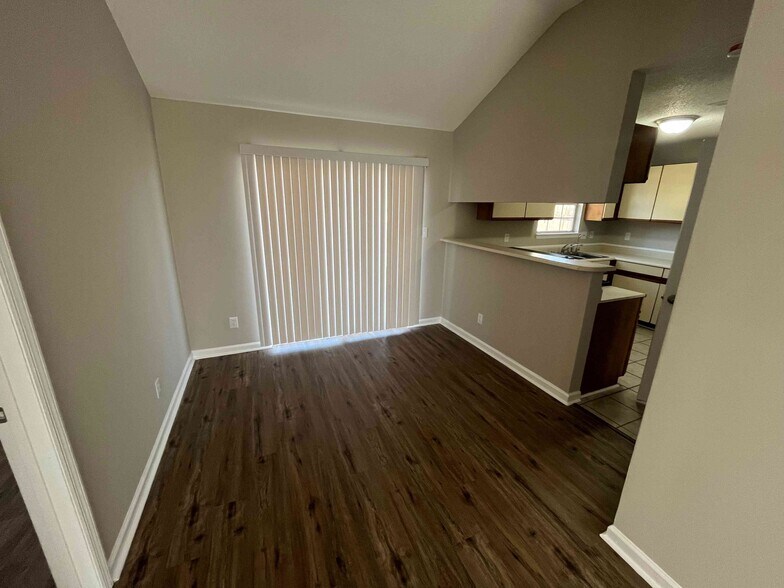 Building Photo - 204 Mountain Creek Dr