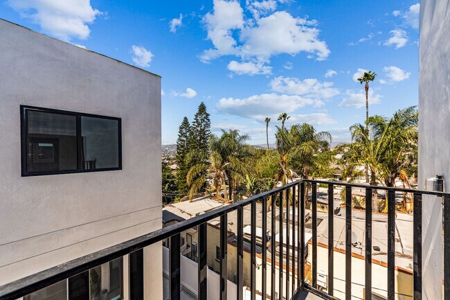 Building Photo - 1376 Edgecliffe Dr
