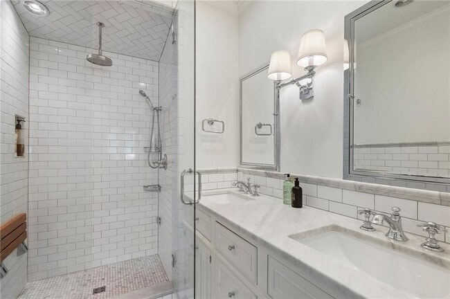 Building Photo - 663 Yorkshire Rd NE