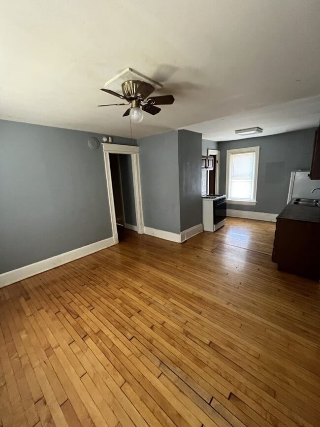 Building Photo - Bright 2 Bed / 1 Bath off Brady St | Free Laundry & Pet-Friendly