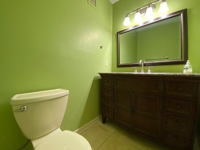 Building Photo - 1919 N Summit Ave