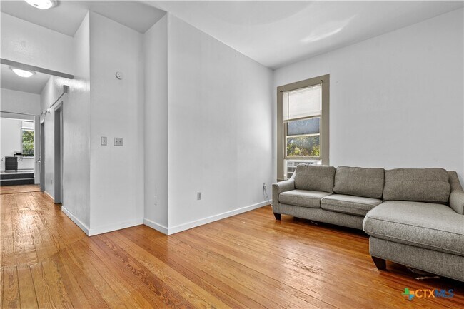 Building Photo - 527 W San Antonio St