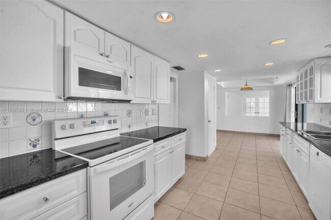 Building Photo - 13340 NW 8th Ct