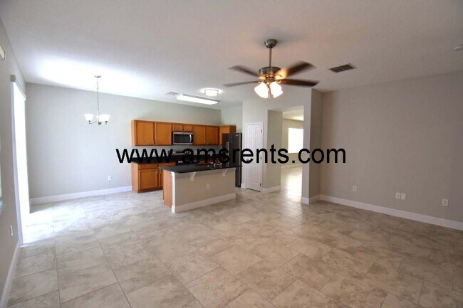 Building Photo - Spacious Pool Home in Davenport