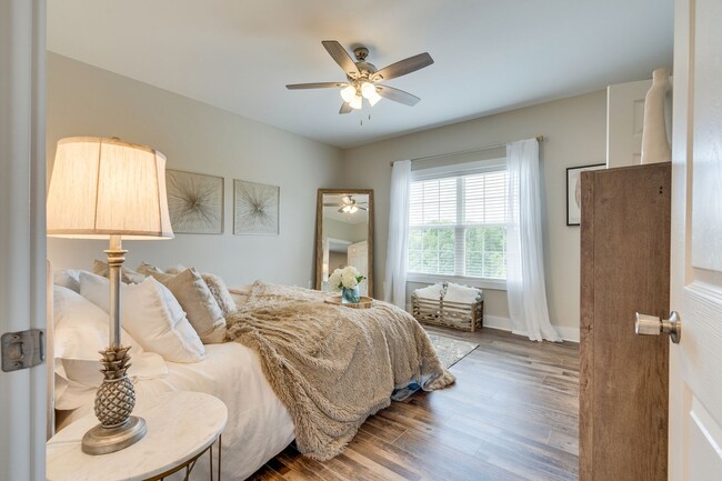Building Photo - Beautifully Furnished Executive Home – Fle...