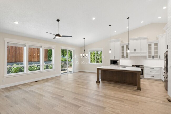 Building Photo - Stunning 3 BD, 2 BA Salem Home with Elegant Finishes!