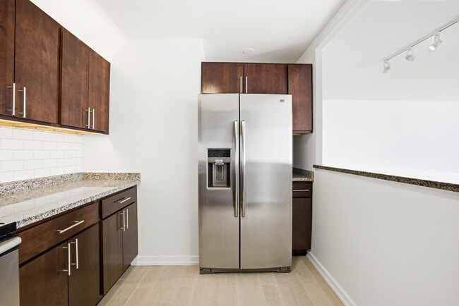 Building Photo - 4343 N Clarendon Ave