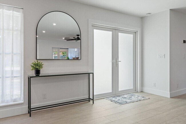 Building Photo - 4193 Hyacinth Cir N