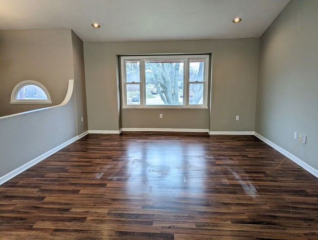 Building Photo - Updated 3 Bed / 2.5 Bath in Desirable Engl...