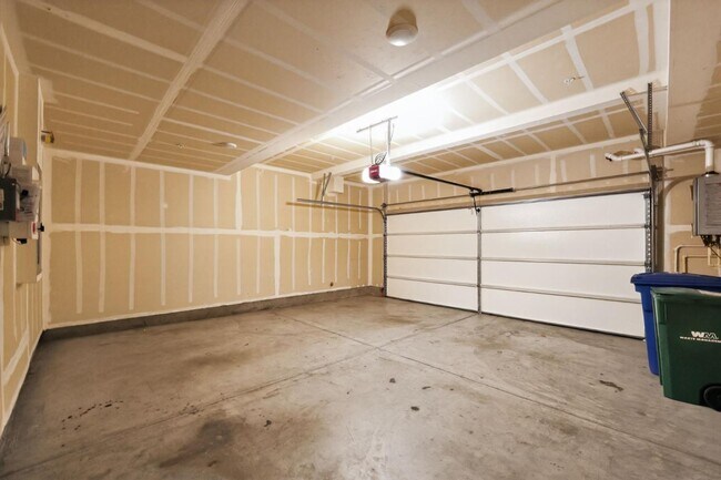 Building Photo - 392 Line St