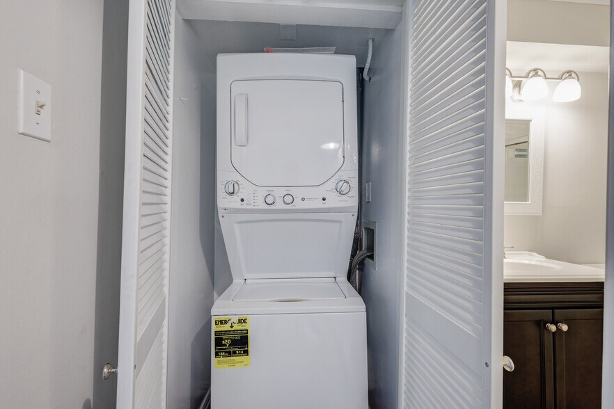 Washer/Dryer - 7704 Meadow Rd