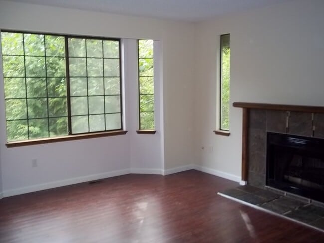 Building Photo - Bellevue Home with Some Nice Upgrades and ...