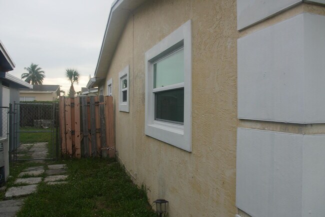 Building Photo - 871 SW 63rd Terrace