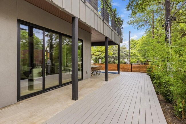 Building Photo - 2300 Bluebonnet Ln