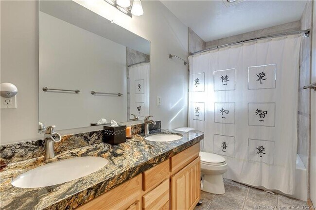 Building Photo - 430 Parkview Dr