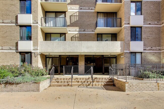 Building Photo - Sunny Studio in Downtown Rockville - ALL U...