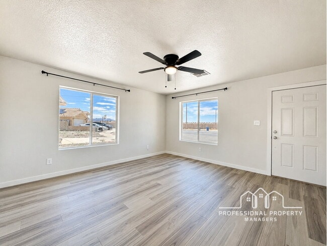 Building Photo - 4-bedroom, 2-bathroom home in Desert Oasis