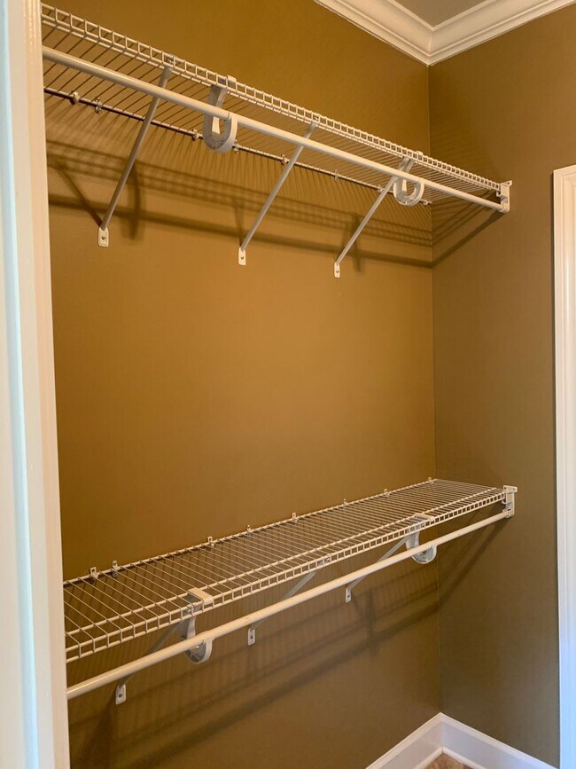 Building Photo - 102 Valley Chase Dr