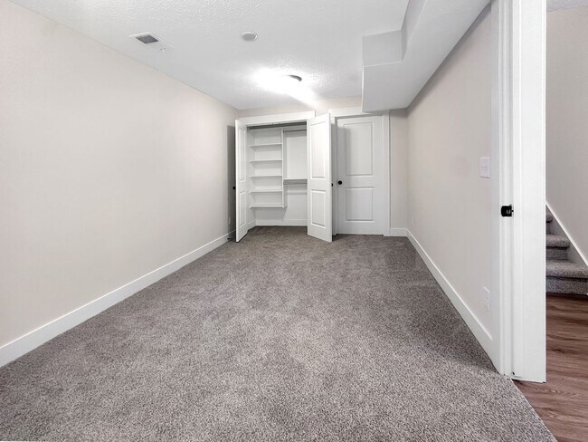 Building Photo - 858 Houseman Ave NE