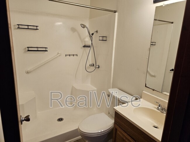 Building Photo - 616 NE Anderson St