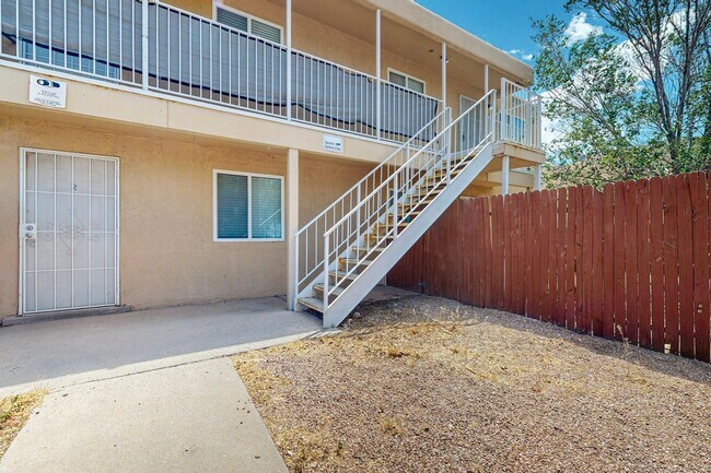 Building Photo - 225 Hanosh Ct SE