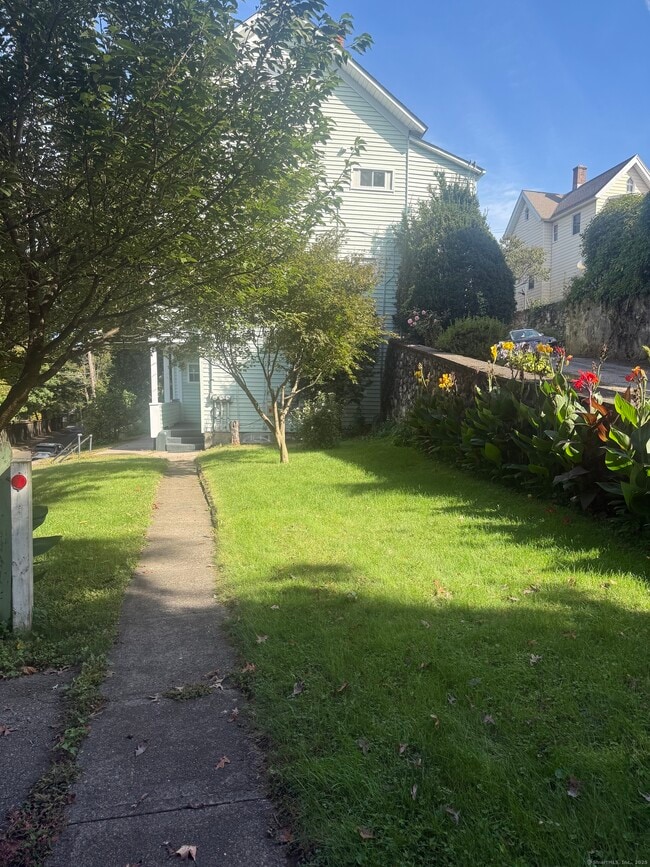 Building Photo - 437 High St