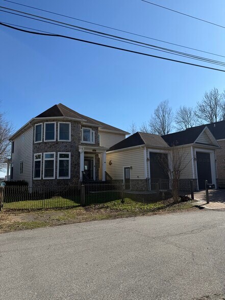 Building Photo - 943 Williams St