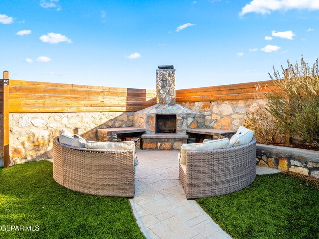 Building Photo - 5916 Hidden Acres Dr