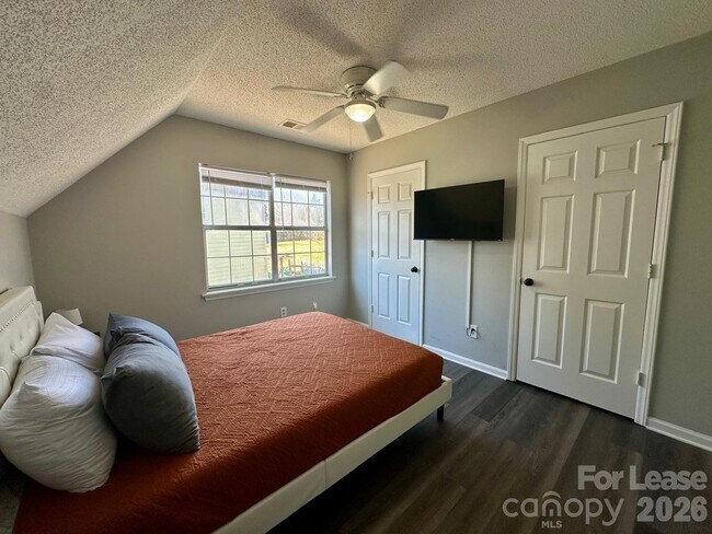 Building Photo - 9501 Pondside Ln