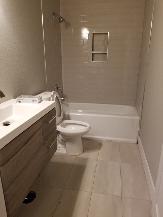 Building Photo - Newer 5 Bed, 3 Bath Home with over 3100+ s...