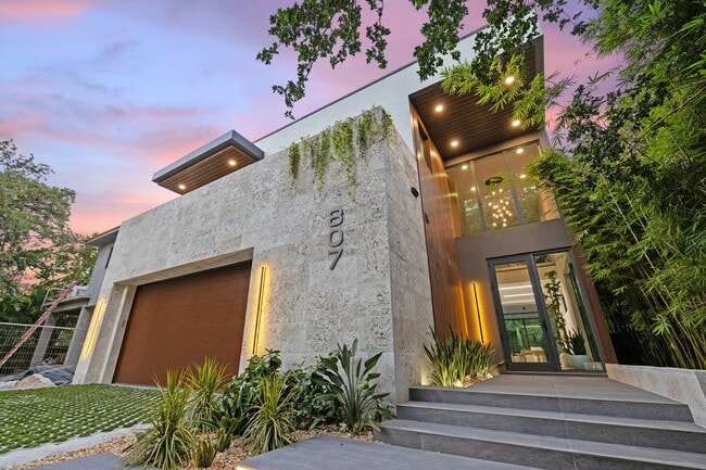 Primary Photo - 807 SW 12th Ave