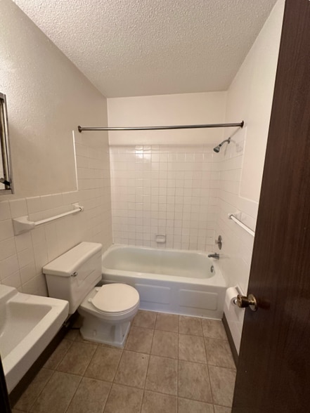 Building Photo - 320 Oak Ave N