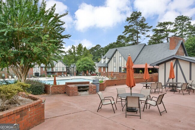 Building Photo - 6851 Roswell Rd