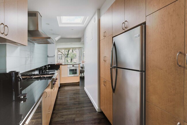 Building Photo - 323 E 51st St