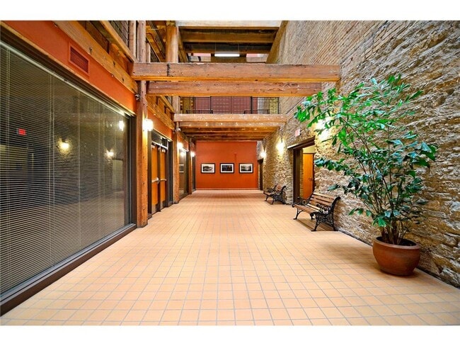 Building Photo - 400 N 1st St