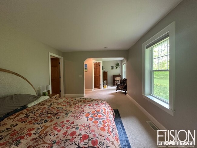 Building Photo - Beautiful, Spacious, Private Four Bedroom ...
