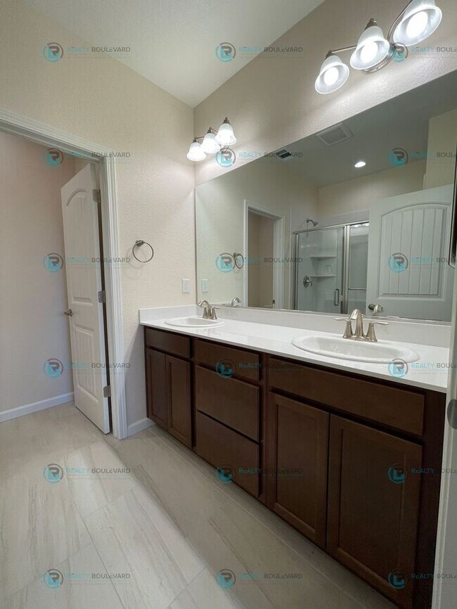 Building Photo - Half month FREE!!! Luxury and Convenience: Fully Equipped 3-Bedroom 2.5 Bathroom 2 car garage Con...