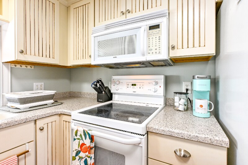 Building Photo - 8 Pine Tree Ave