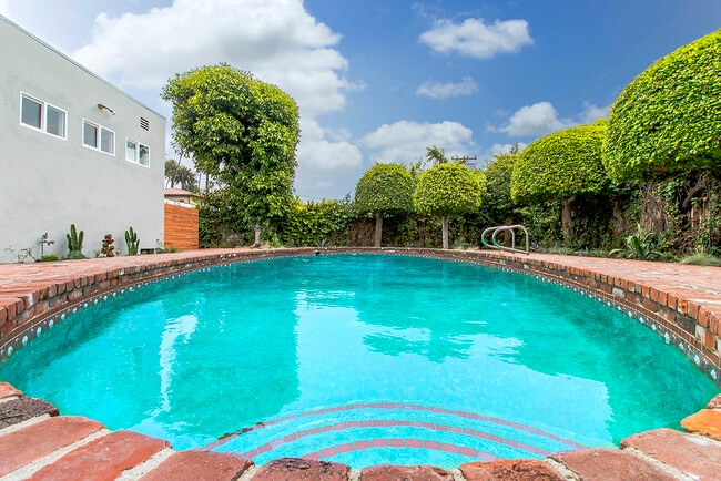 Building Photo - 621 N Bedford Dr