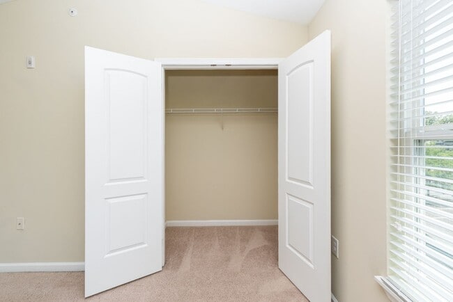 Building Photo - 2 Bedroom Townhouse- END UNIT - Everything You Need! Woodlands of Charlottesville *Only a $500 de...