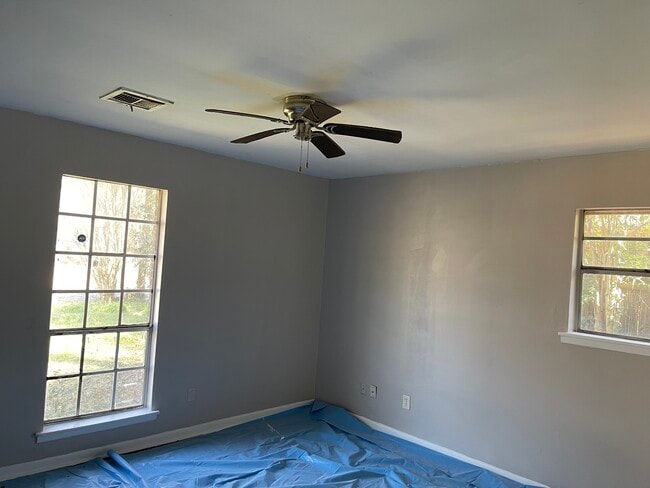 Building Photo - 1550 Midway St