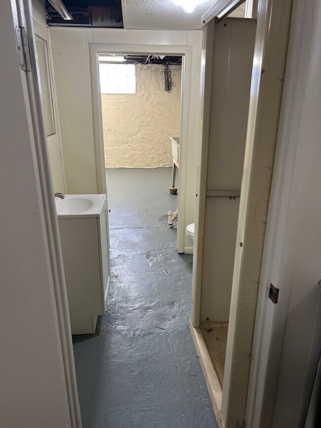 Building Photo - 2 Bedroom, 2 Bath Home w/Full Basement in Dayton