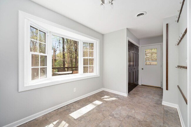 Building Photo - Spacious Canterbury Hills Home