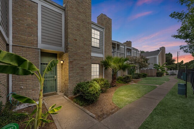 Building Photo - 11710 Southlake Dr