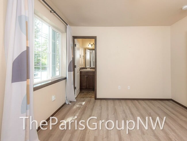 Building Photo - Super 2012 Shoreline Home – Upgrades, Wood Flrs, 3car Grg+++