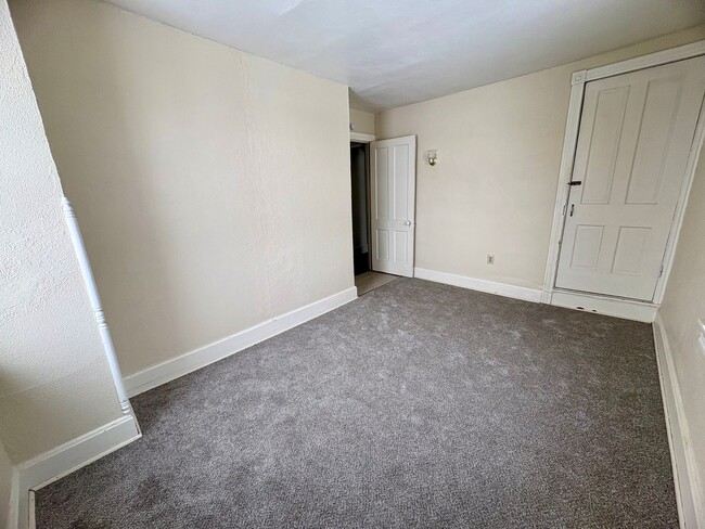 Building Photo - 3 Bedroom 1.5 Bathroom in Elizabethtown!